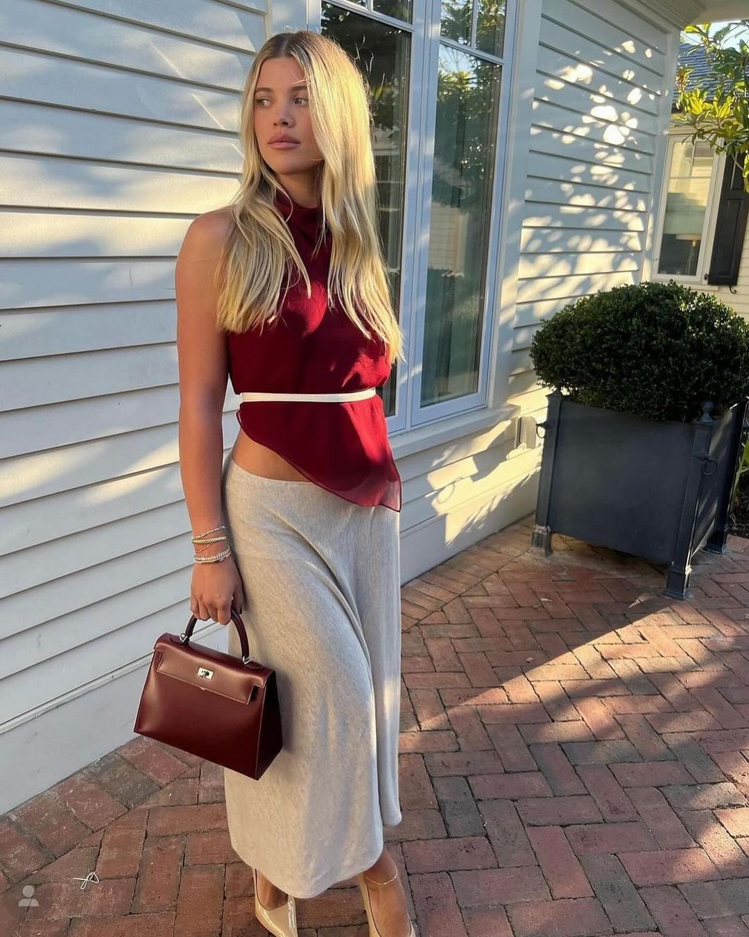 Стилист показала трендовый цвет одежды, который можно легко совмещать: модные фото